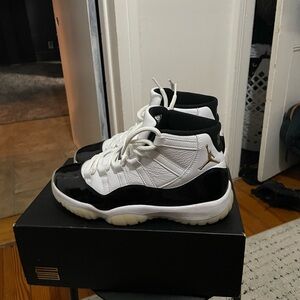 Jordan Sneakers Black White Gold